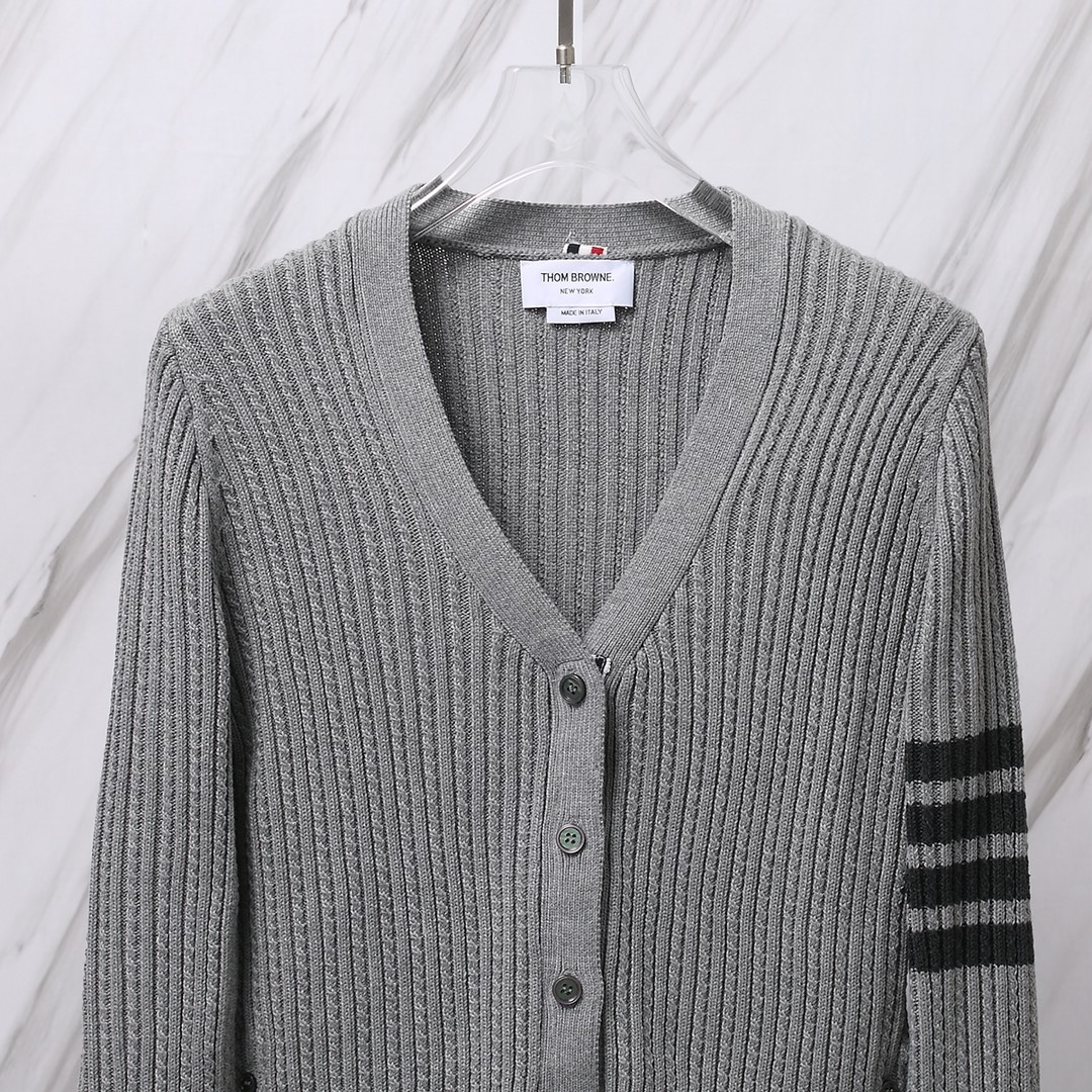 톰브라운(Thom Browne) 클래식 사선 숏 가디건 (여성용) 그레이 - 이미지 3