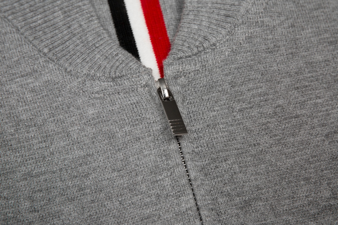 톰브라운(Thom Browne) 사선 암밴드 클래식 니트 집업 가디건 - 그레이 - 이미지 4