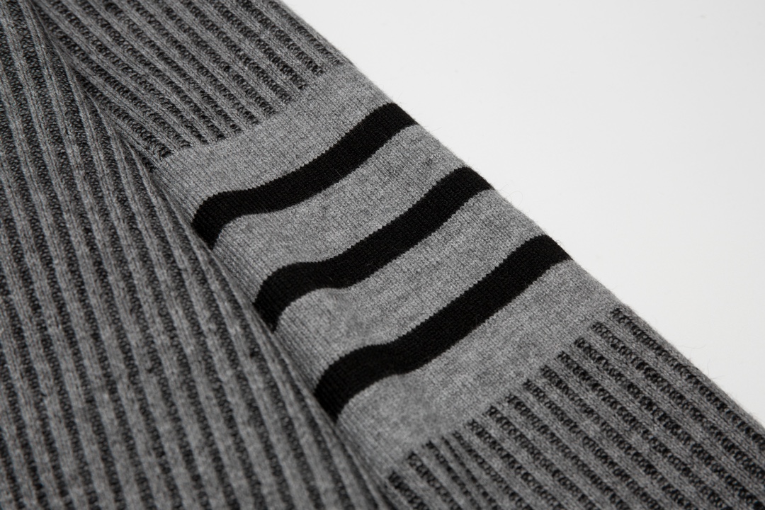 톰브라운(Thom Browne) 사선 암밴드 리브 니트 크루넥 스웨터 - 그레이 - 이미지 4