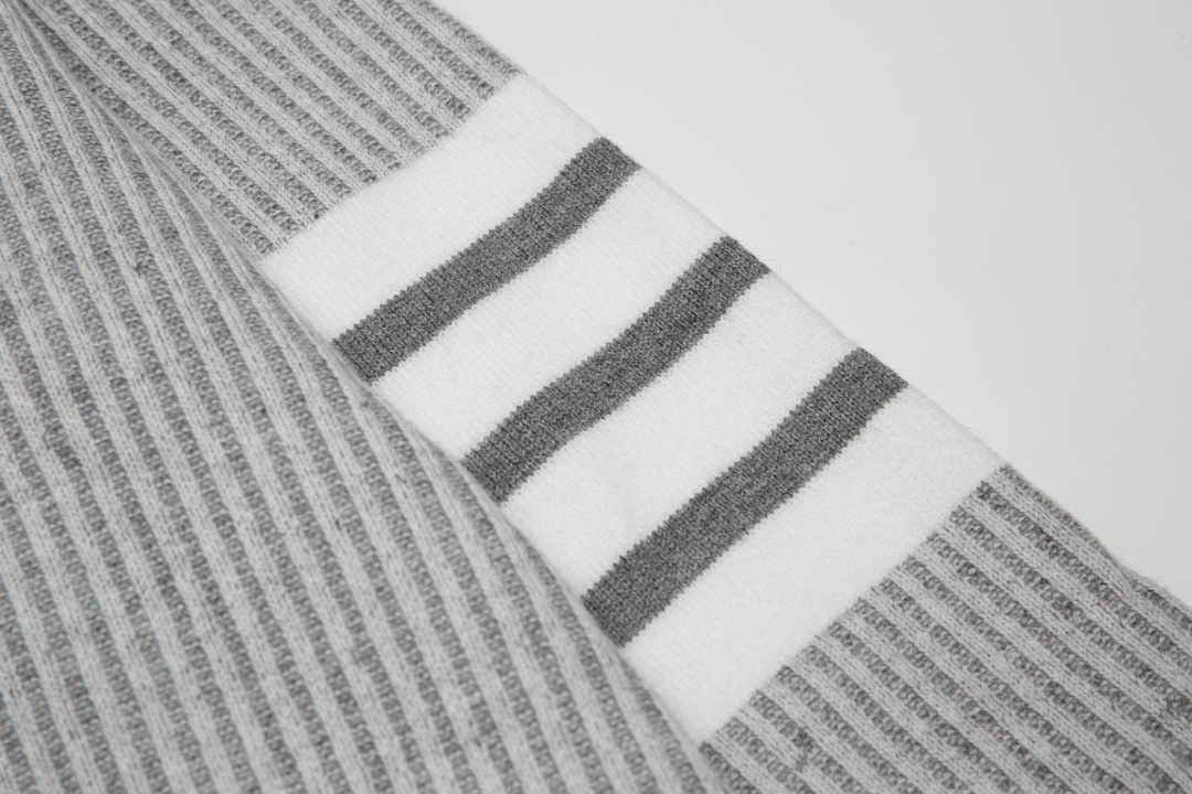 톰브라운(Thom Browne)의 시어서커 4-선 크루넥 맨투맨 - 이미지 4