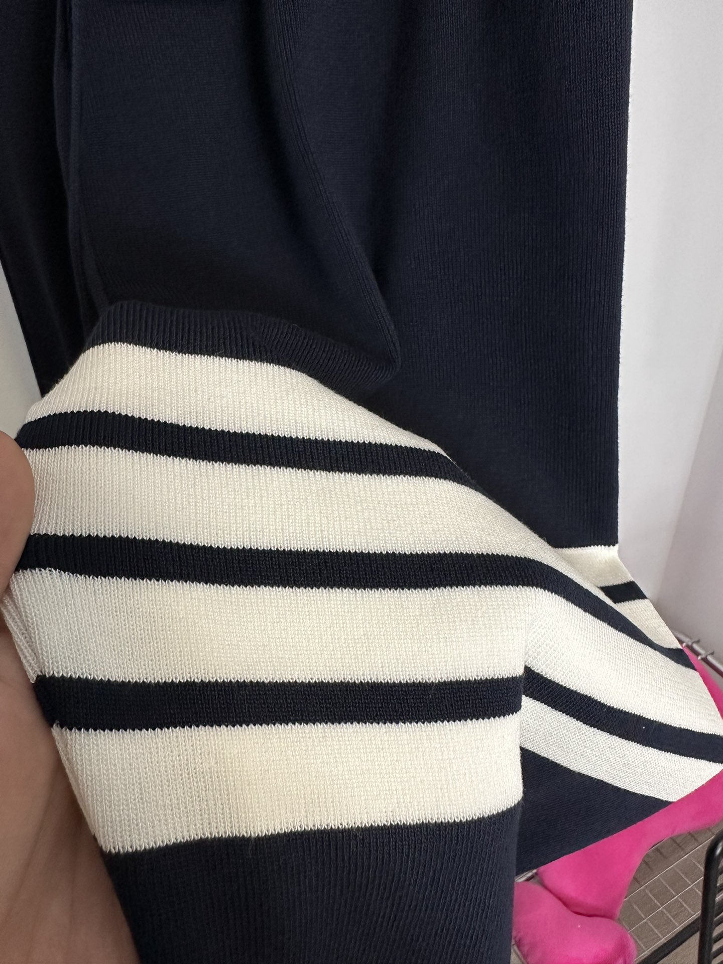 톰브라운(Thom Browne) 사선 암밴드 루프백 코튼 트레이닝 조거 팬츠 - 이미지 5