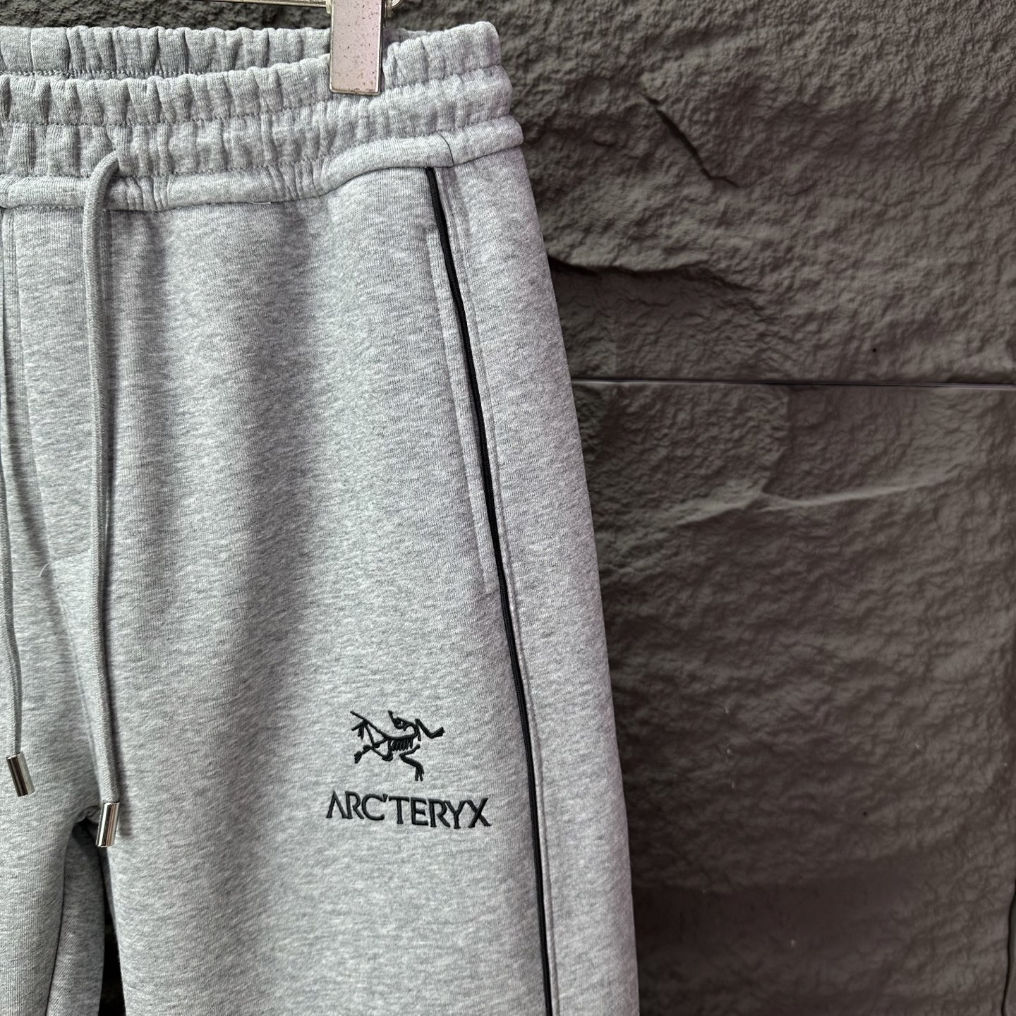 아크테릭스 (Arc’teryx) 파이핑 트레이닝 팬츠 - 이미지 4