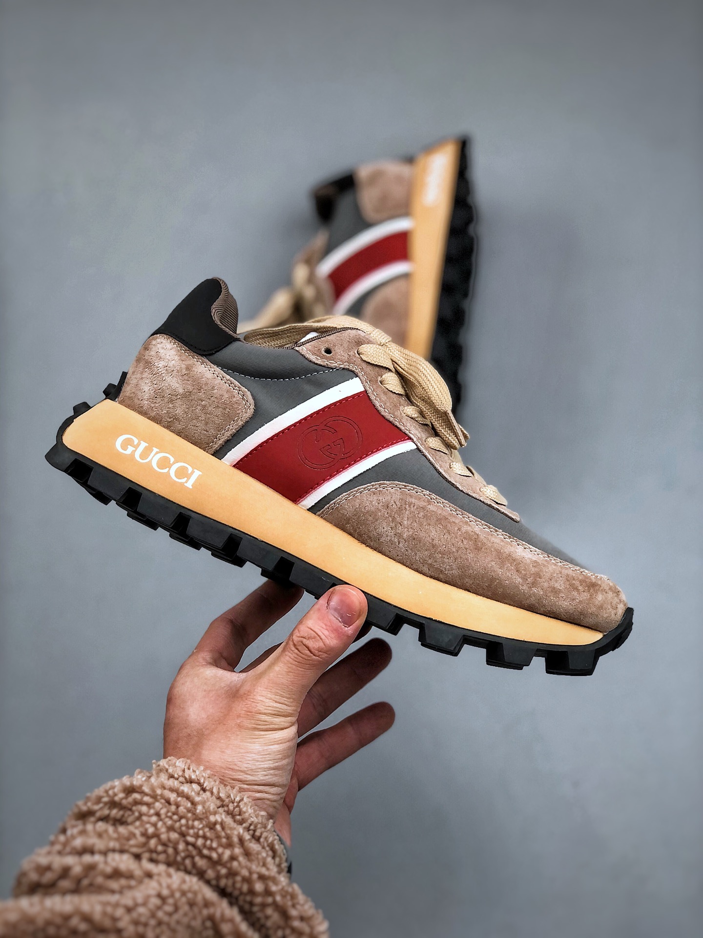 구찌 (Gucci) 리-모션 스니커즈 - 이미지 4