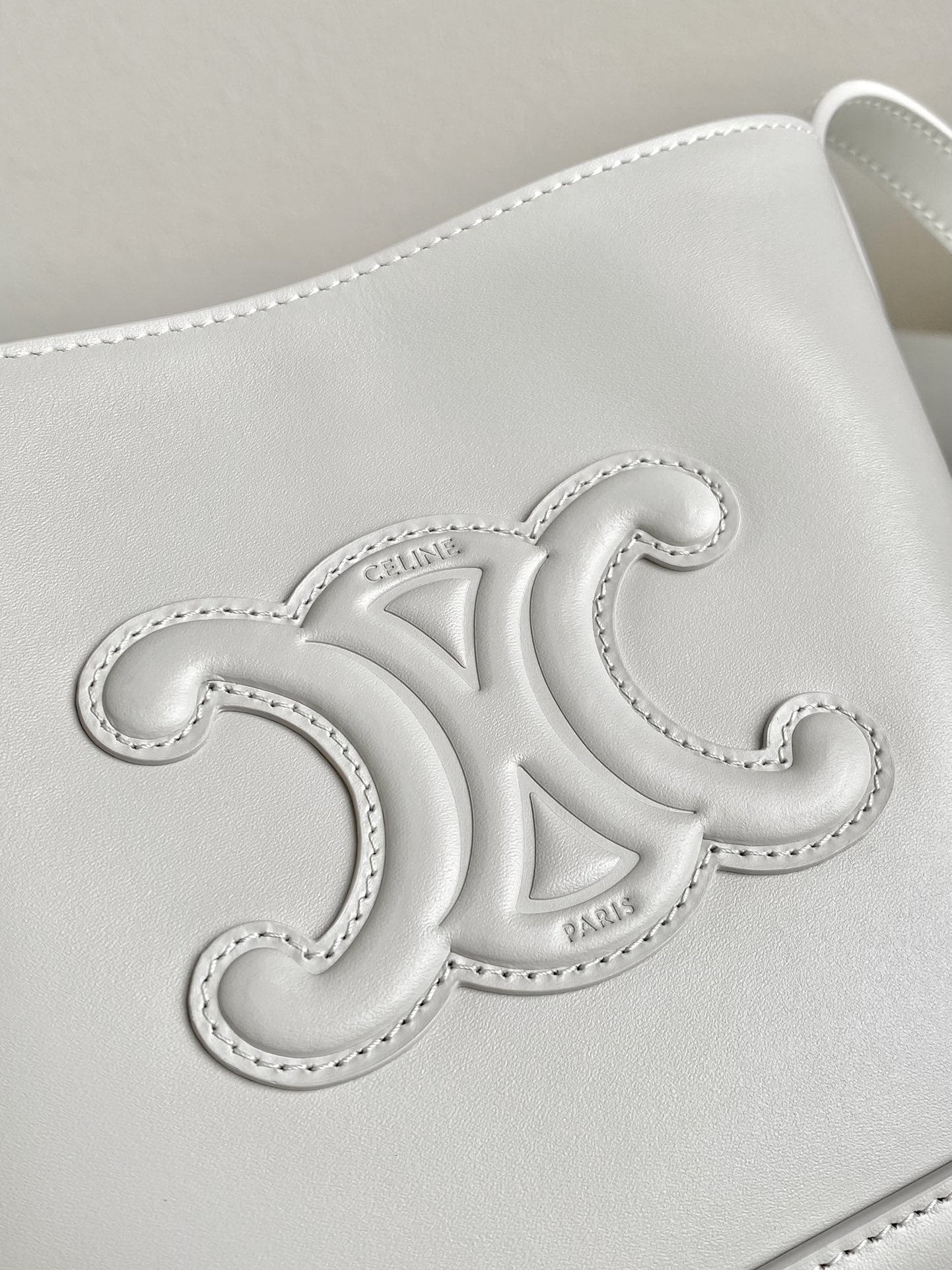 셀린느(CELINE) 퀴르 트리옹프 미니 버킷백 - 이미지 4