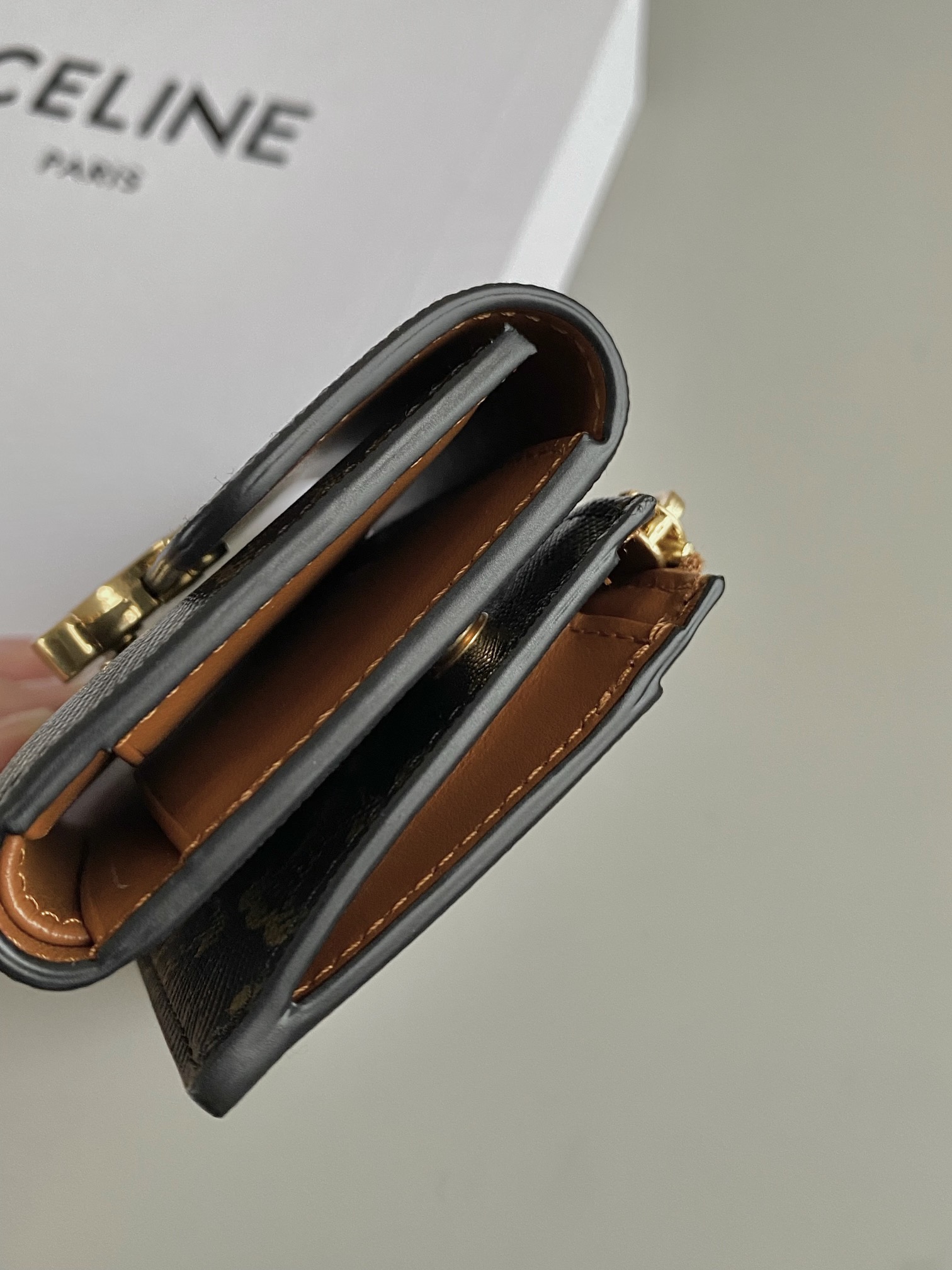 셀린느(CELINE) 트리옹프 동전 컴팩트 지갑 - 이미지 4