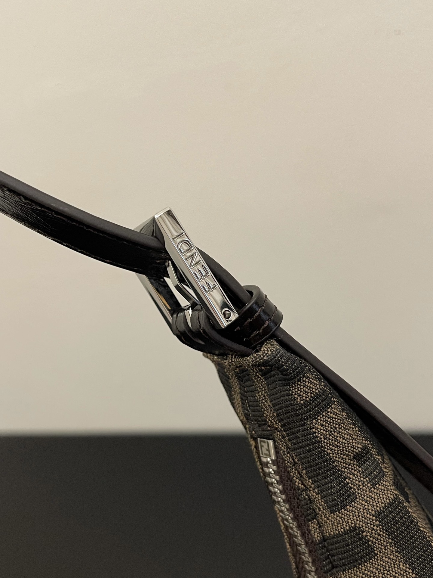 펜디(FENDI) 주카 캔버스 호보백 - 이미지 4