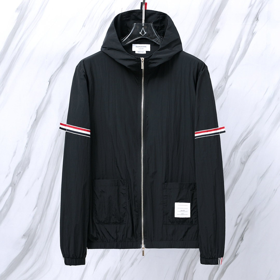 톰브라운(Thom Browne) RWB 스트라이프 암밴드 후드 윈드브레이커 - 이미지 4