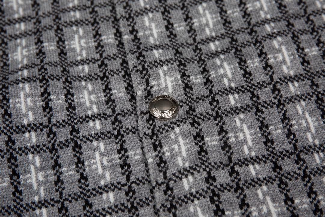 톰브라운(Thom Browne) 사선 암밴드 체크 니트 버튼 가디건 - 이미지 4