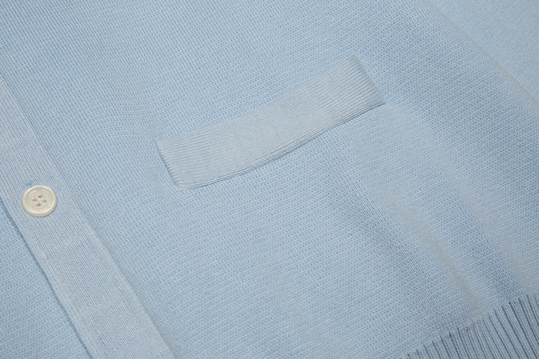 톰브라운(Thom Browne) 사선 암밴드 밀라노 스티치 가디건 - 라이트 블루 - 이미지 4