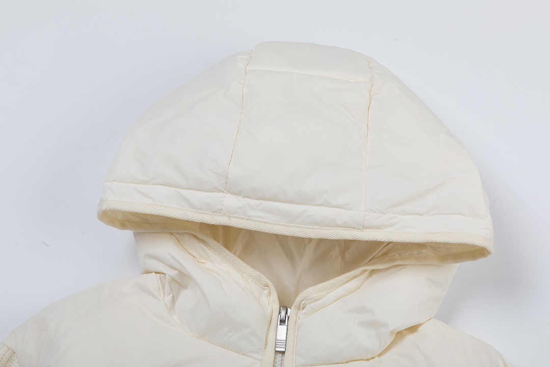 톰브라운(Thom Browne) 사선 리브 니트 슬리브 다운 필 후드 자켓 - 이미지 4