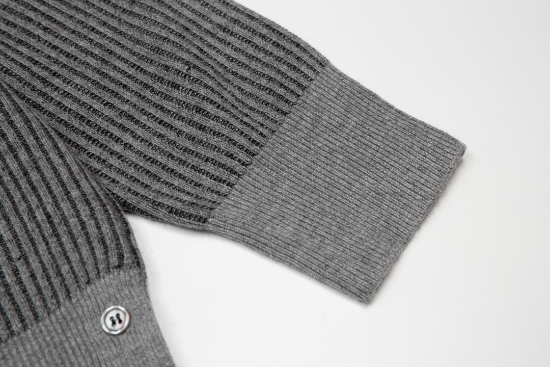 톰브라운(Thom Browne) 사선 암밴드 리브 니트 크루넥 스웨터 - 그레이 - 이미지 5