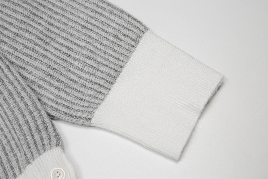 톰브라운(Thom Browne)의 시어서커 4-선 크루넥 맨투맨 - 이미지 5