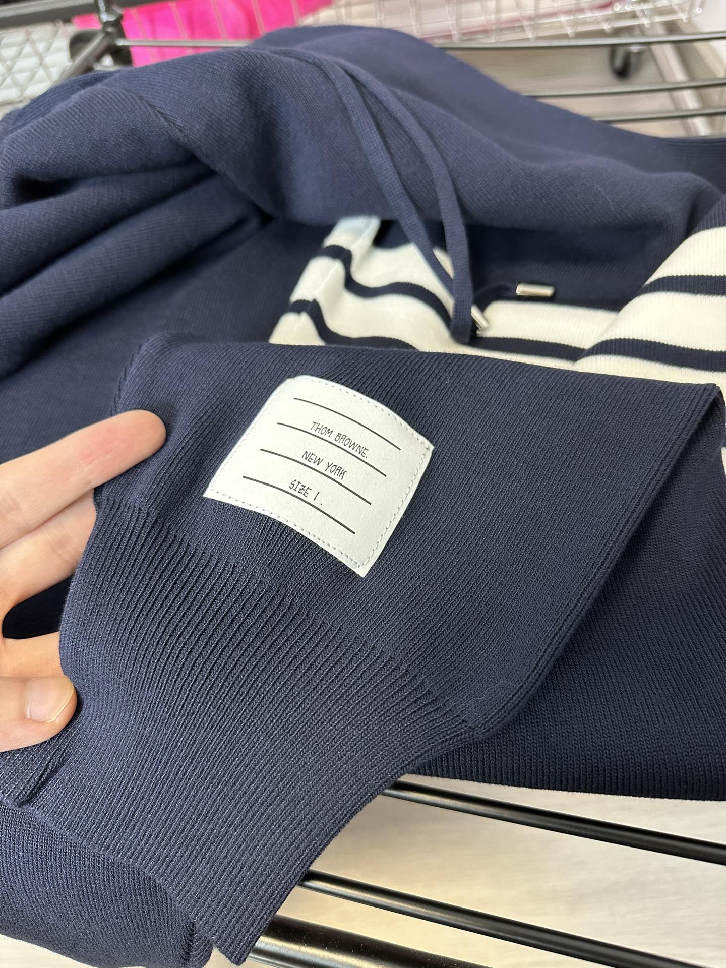 톰브라운(Thom Browne) 사선 암밴드 루프백 코튼 트레이닝 조거 팬츠 - 이미지 6