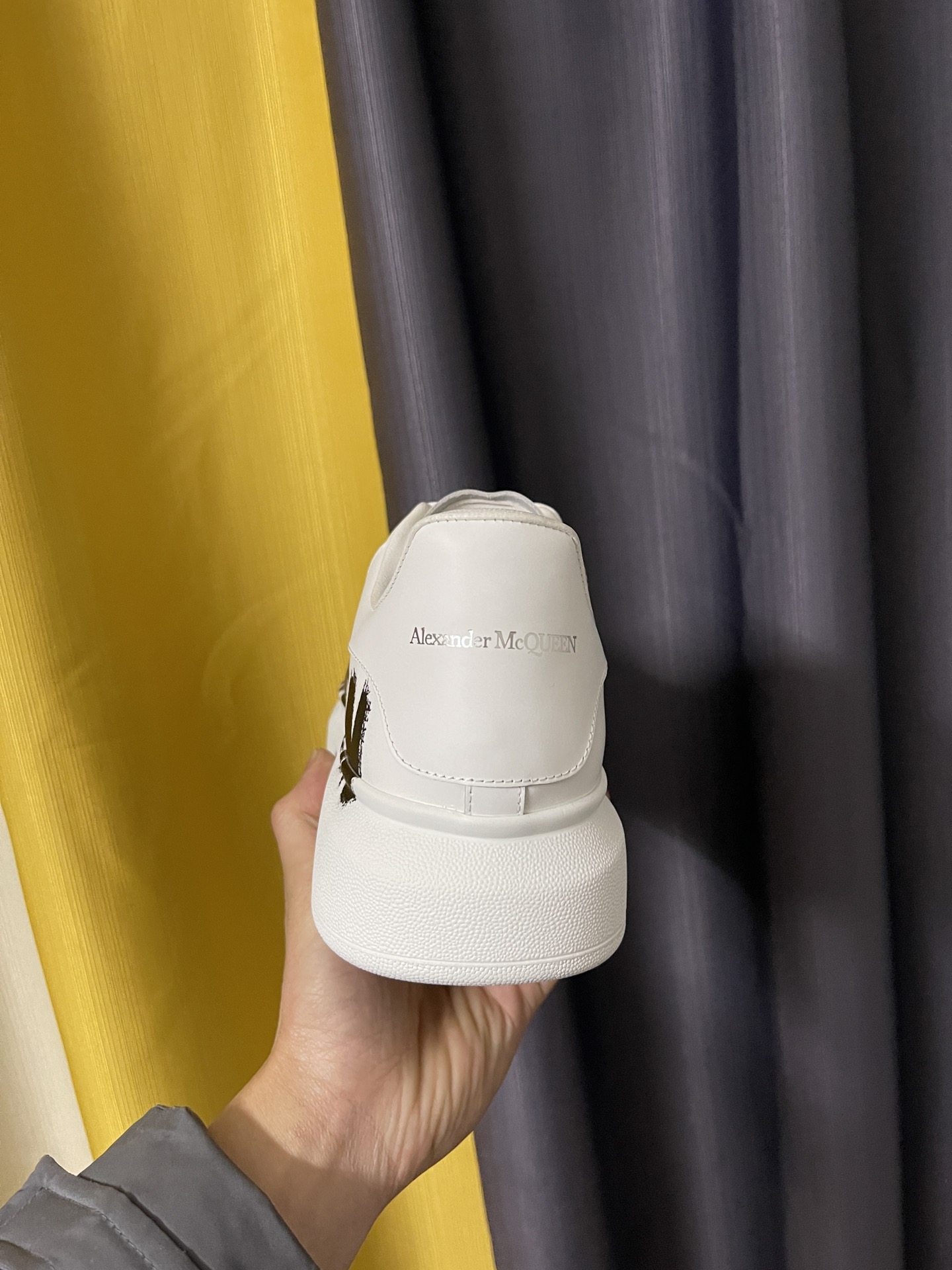 알렉산더 맥퀸 (Alexander McQueen) 오버사이즈 그래피티 스니커즈 - 이미지 5