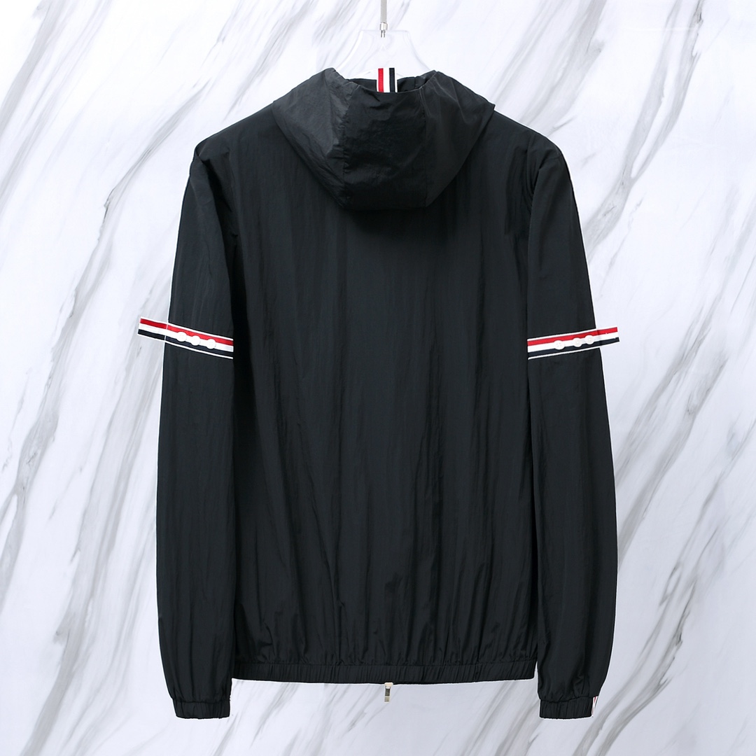 톰브라운(Thom Browne) RWB 스트라이프 암밴드 후드 윈드브레이커 - 이미지 5