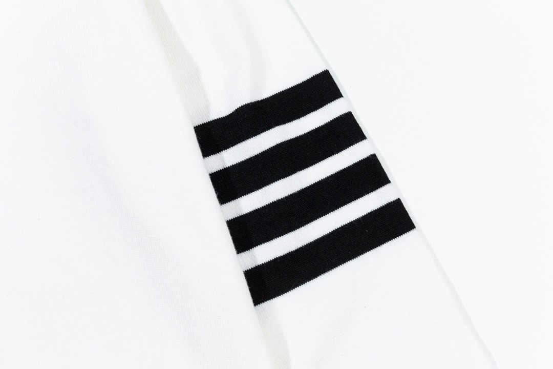 톰브라운(Thom Browne) 사선 암밴드 밀라노 스티치 터틀넥 니트 - 이미지 5