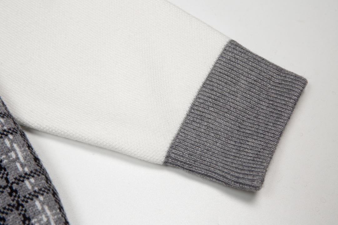 톰브라운(Thom Browne) 사선 암밴드 체크 니트 버튼 가디건 - 이미지 5