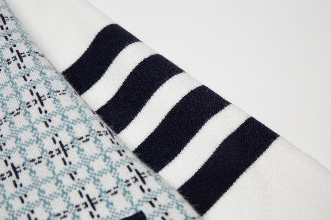 톰브라운(Thom Browne) 사선 암밴드 라이트 체크 배색 니트 가디건 - 이미지 5