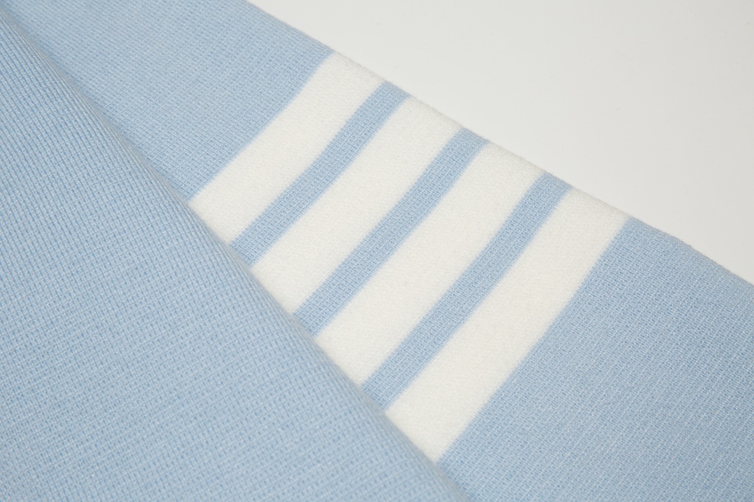 톰브라운(Thom Browne) 사선 암밴드 밀라노 스티치 가디건 - 라이트 블루 - 이미지 5