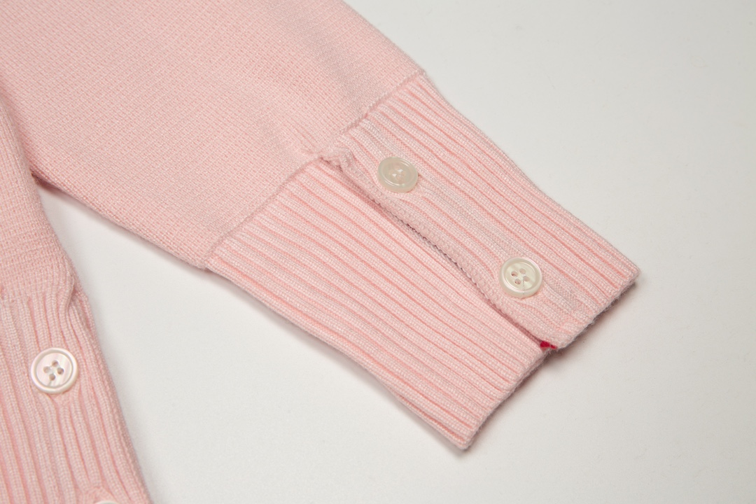 톰브라운(Thom Browne) 사선 암밴드 클래식 니트 가디건 - 핑크 - 이미지 5