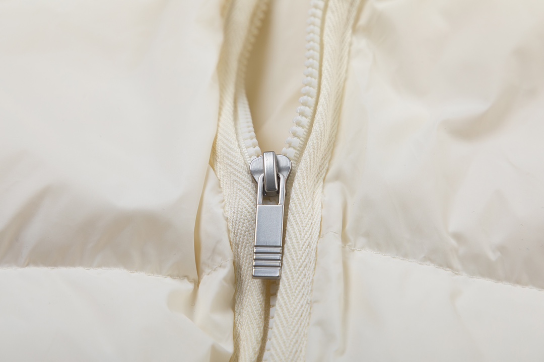 톰브라운(Thom Browne) 사선 리브 니트 슬리브 다운 필 후드 자켓 - 이미지 5