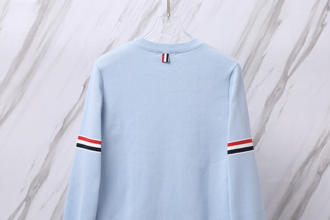 톰브라운(Thom Browne) 스타일 삼색 라인 암밴드 크루넥 니트 스카이 블루 - 이미지 5