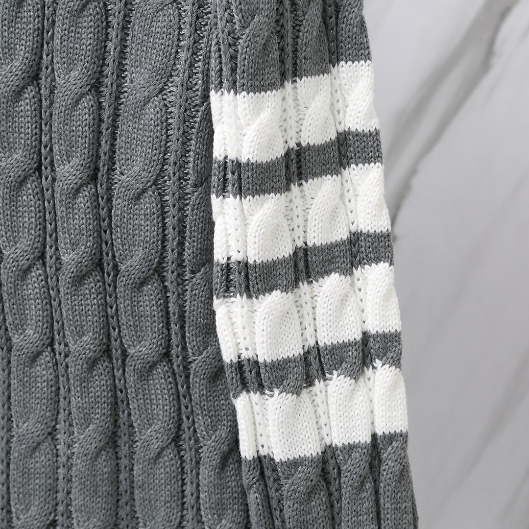 톰브라운(Thom Browne) 클래식 사선 케이블 니트 스웨터 그레이 - 이미지 5