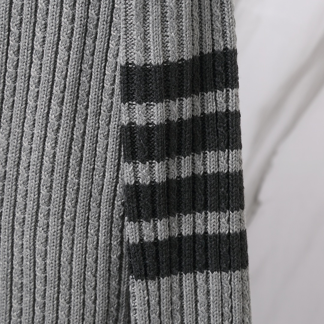 톰브라운(Thom Browne) 클래식 사선 숏 가디건 (여성용) 그레이 - 이미지 5