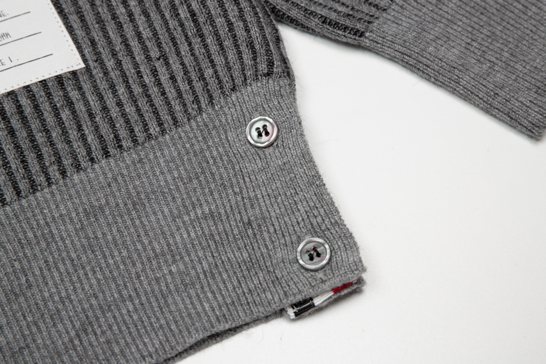 톰브라운(Thom Browne) 사선 암밴드 리브 니트 크루넥 스웨터 - 그레이 - 이미지 6