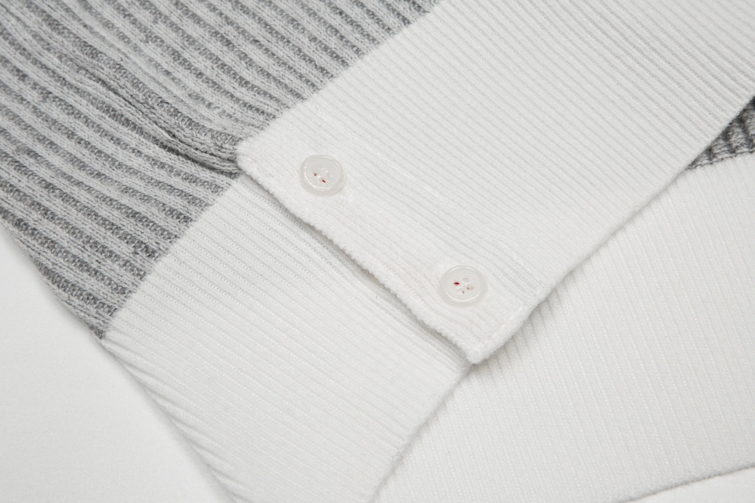 톰브라운(Thom Browne)의 시어서커 4-선 크루넥 맨투맨 - 이미지 6