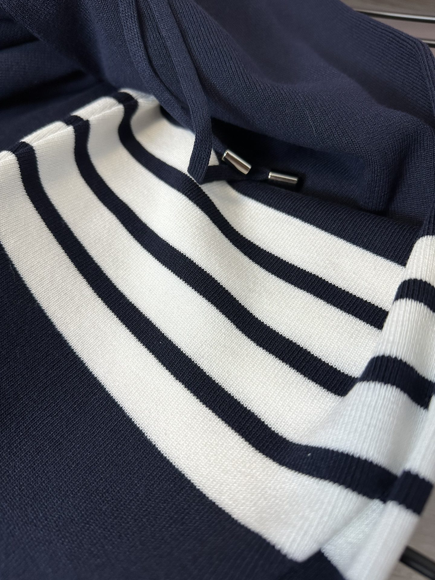 톰브라운(Thom Browne) 사선 암밴드 루프백 코튼 트레이닝 조거 팬츠 - 이미지 7