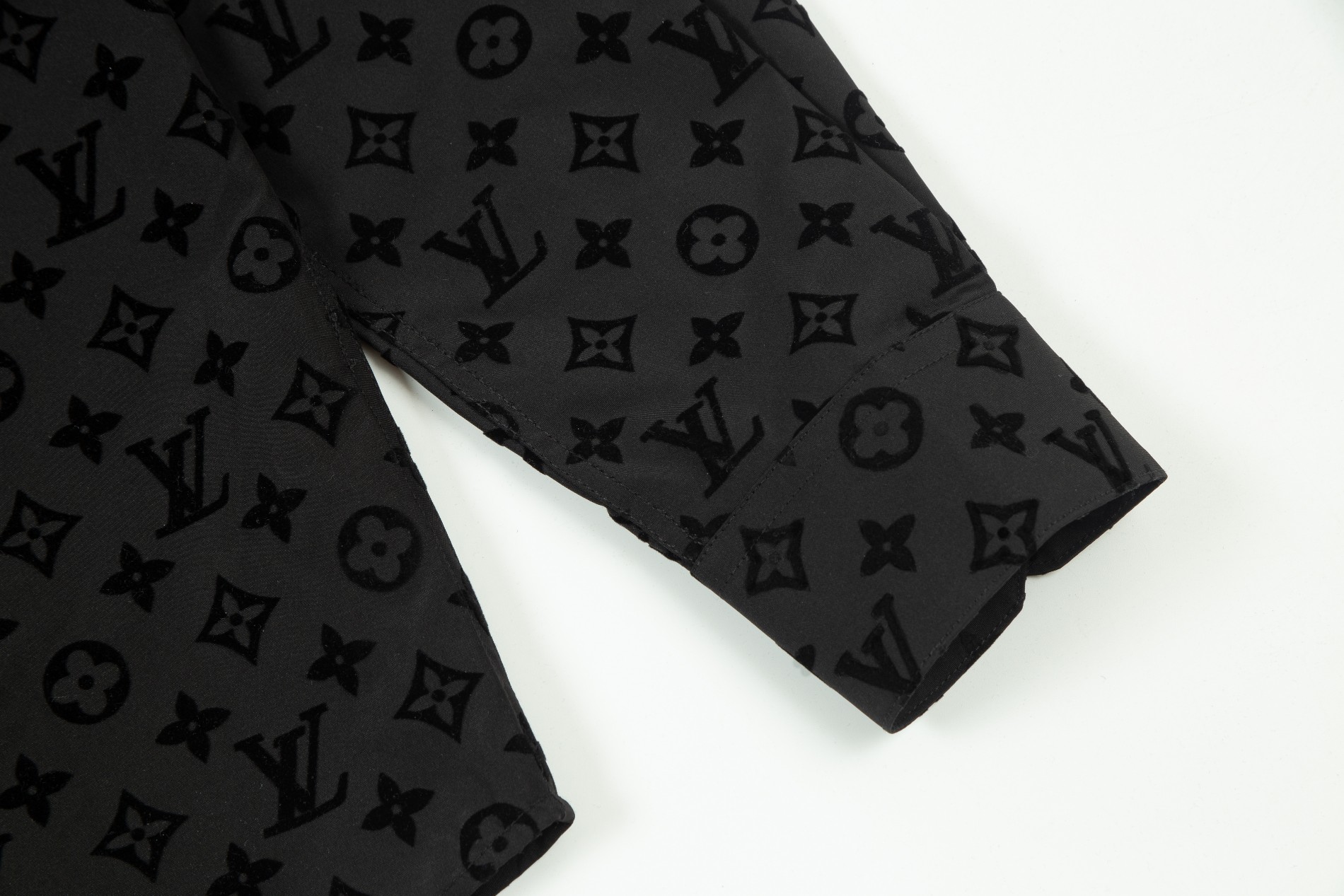 루이비통 (Louis Vuitton)플록 모노그램 클래식 셔츠 - 이미지 6