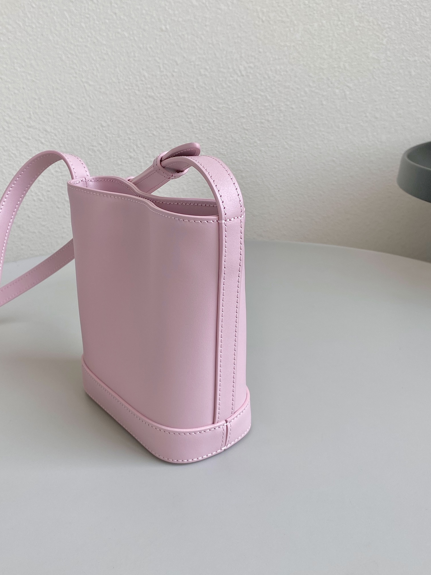 셀린느(CELINE) 퀴르 트리옹프 미니 버킷백 - 이미지 6