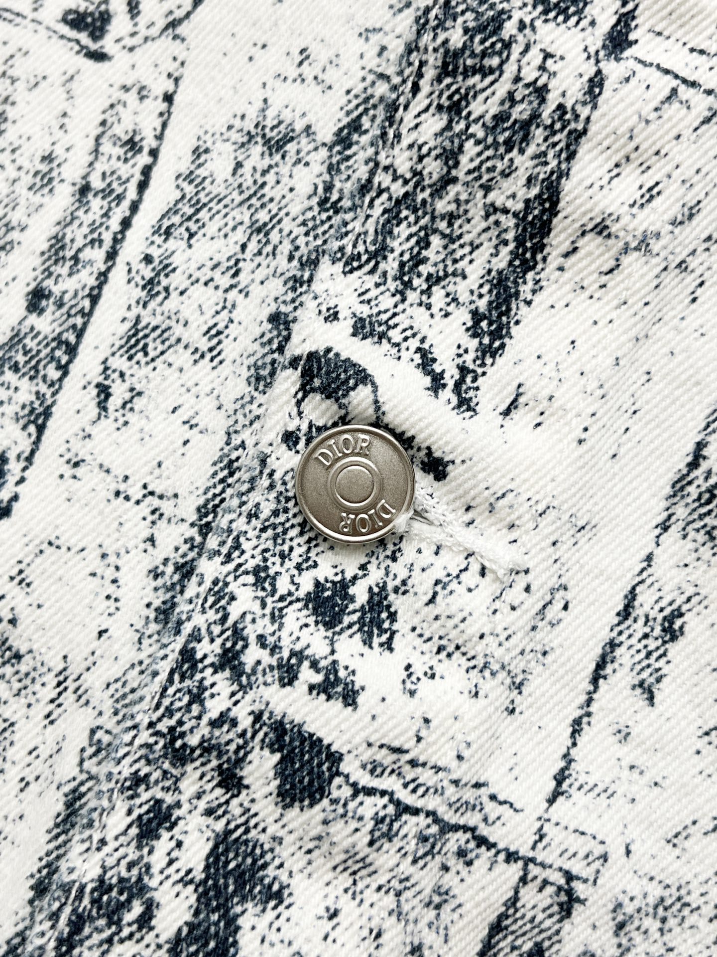 디올(Dior) 트롱프뢰유 데님 프린트 오버셔츠 - 이미지 6