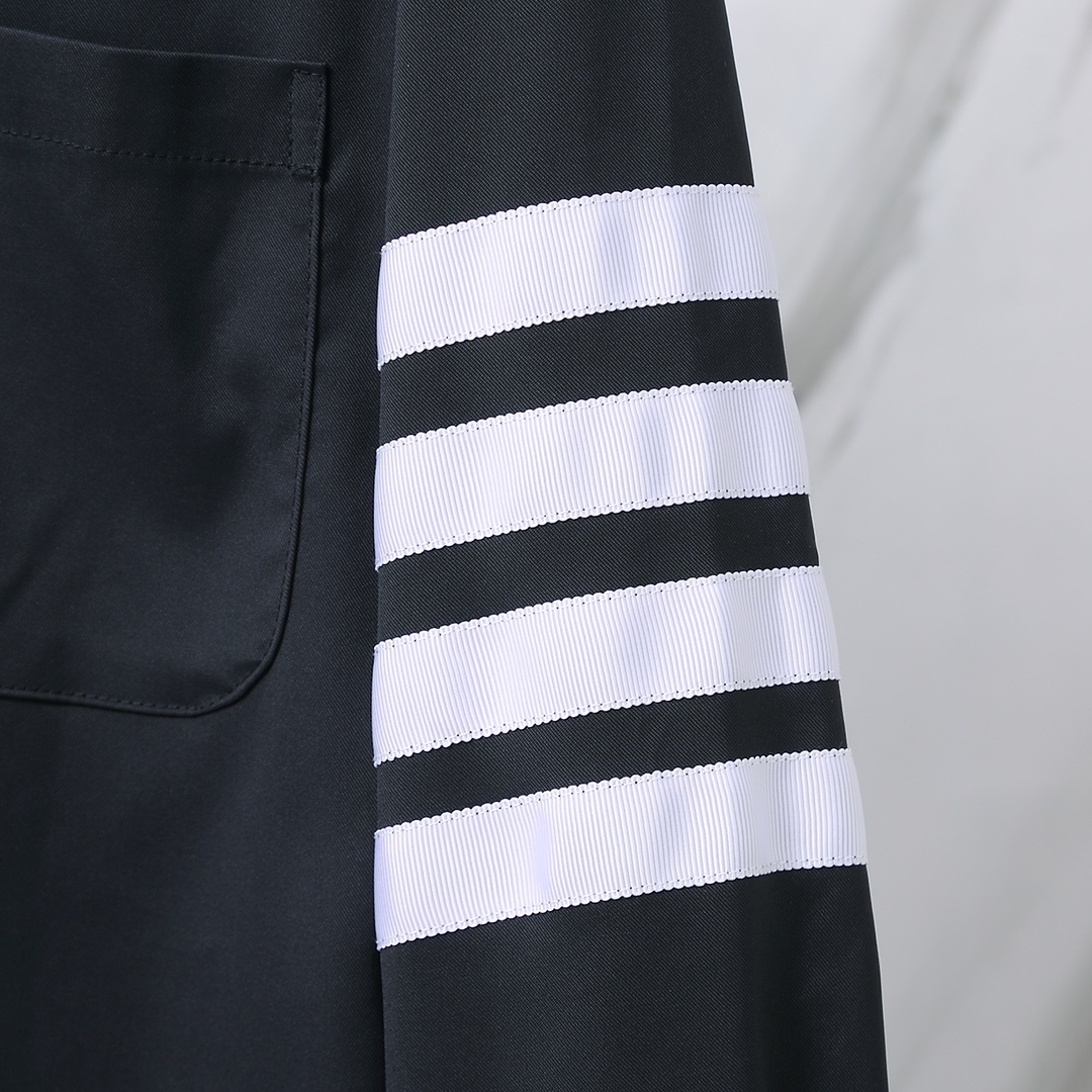 톰브라운(Thom Browne) 시그니처 사선 암밴드 캐주얼 셔츠 - 이미지 6