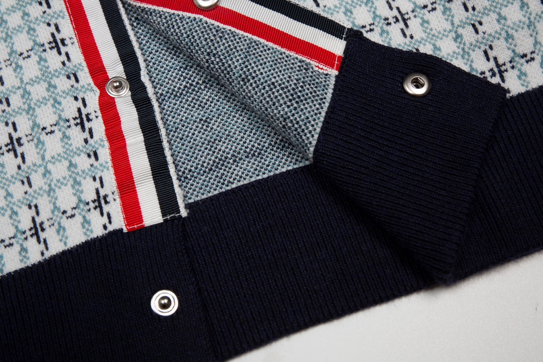 톰브라운(Thom Browne) 사선 암밴드 라이트 체크 배색 니트 가디건 - 이미지 6