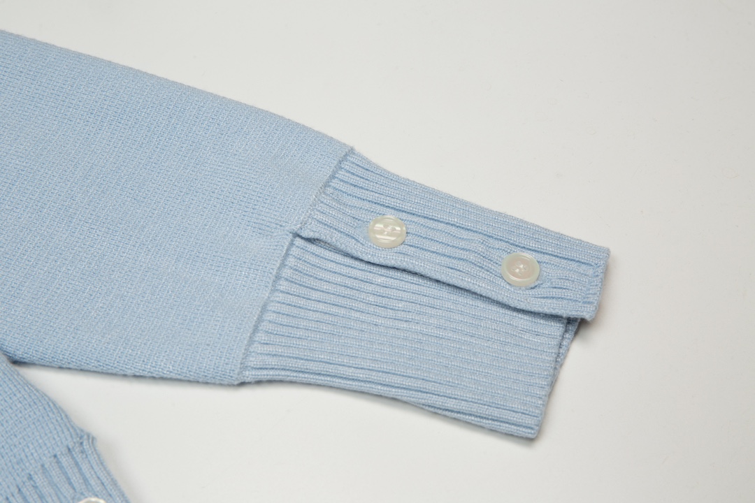 톰브라운(Thom Browne) 사선 암밴드 밀라노 스티치 가디건 - 라이트 블루 - 이미지 6