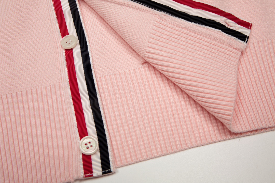 톰브라운(Thom Browne) 사선 암밴드 클래식 니트 가디건 - 핑크 - 이미지 6