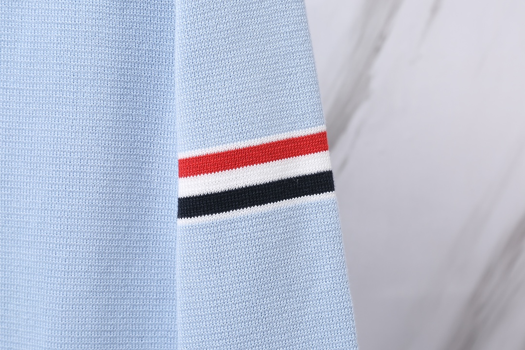 톰브라운(Thom Browne) 스타일 삼색 라인 암밴드 크루넥 니트 스카이 블루 - 이미지 6