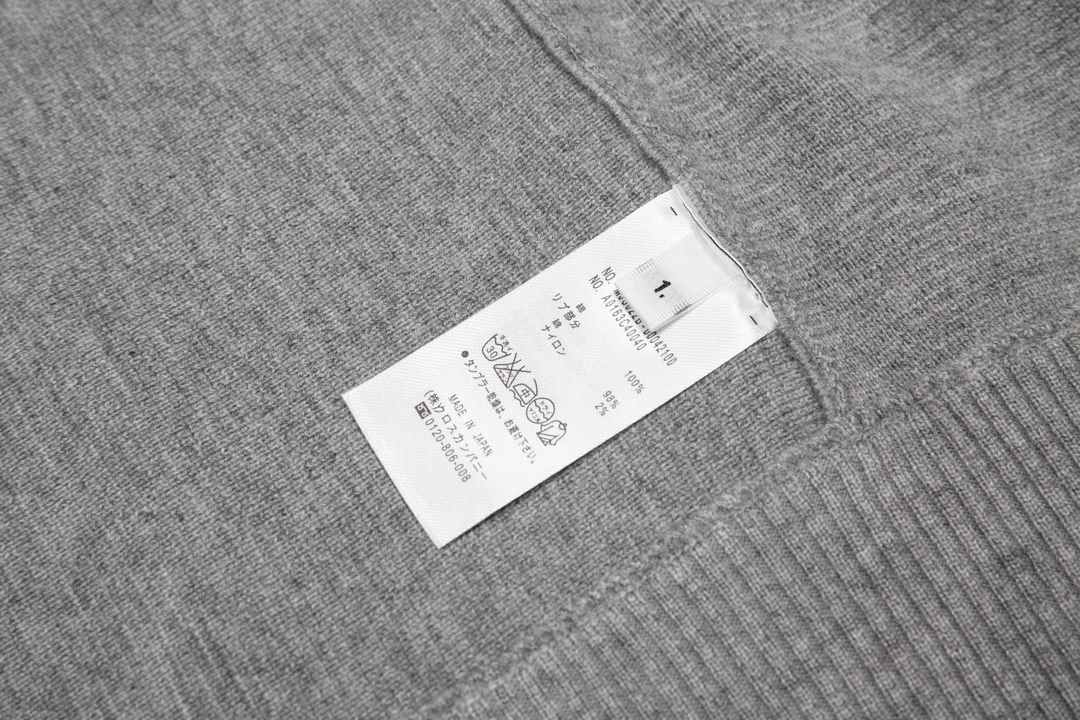 톰브라운(Thom Browne) 사선 암밴드 클래식 니트 집업 가디건 - 그레이 - 이미지 7