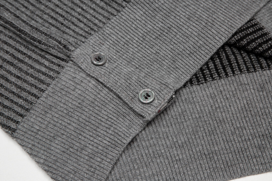 톰브라운(Thom Browne) 사선 암밴드 리브 니트 크루넥 스웨터 - 그레이 - 이미지 8