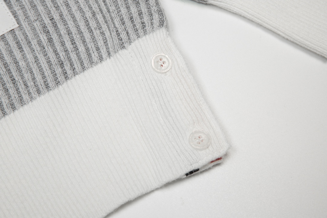 톰브라운(Thom Browne)의 시어서커 4-선 크루넥 맨투맨 - 이미지 7