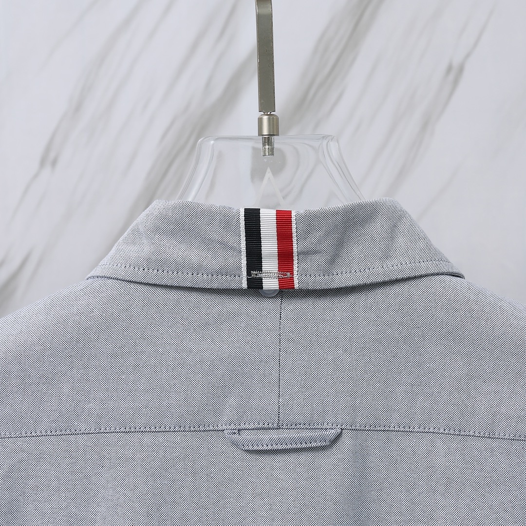 톰브라운(Thom Browne) 시그니처 암밴드 옥스퍼드 버튼다운 셔츠 - 이미지 7