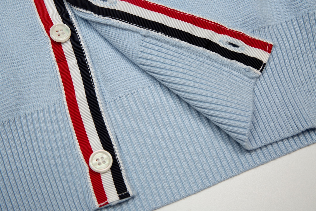 톰브라운(Thom Browne) 사선 암밴드 밀라노 스티치 가디건 - 라이트 블루 - 이미지 7