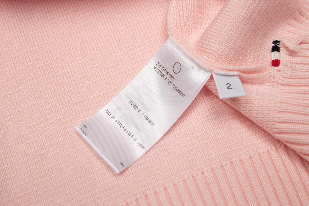 톰브라운(Thom Browne) 사선 암밴드 클래식 니트 가디건 - 핑크 - 이미지 7