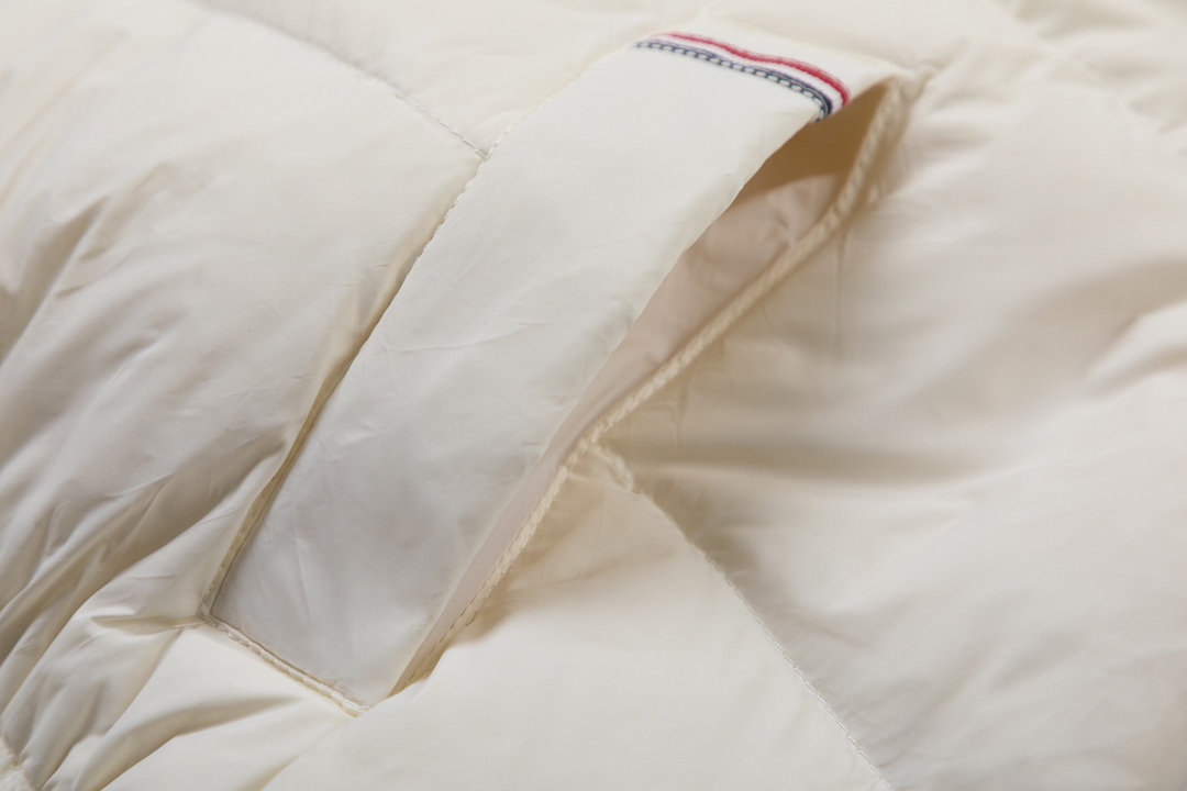 톰브라운(Thom Browne) 사선 리브 니트 슬리브 다운 필 후드 자켓 - 이미지 7