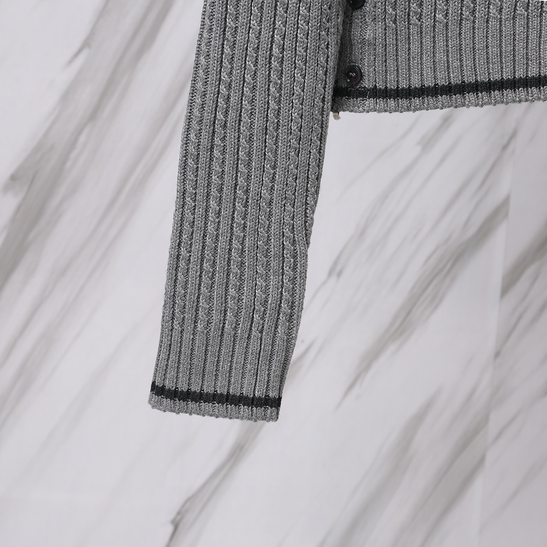 톰브라운(Thom Browne) 클래식 사선 숏 가디건 (여성용) 그레이 - 이미지 7