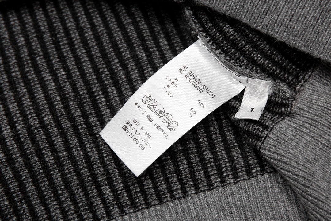 톰브라운(Thom Browne) 사선 암밴드 리브 니트 크루넥 스웨터 - 그레이 - 이미지 7