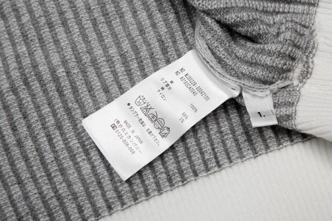 톰브라운(Thom Browne)의 시어서커 4-선 크루넥 맨투맨 - 이미지 8