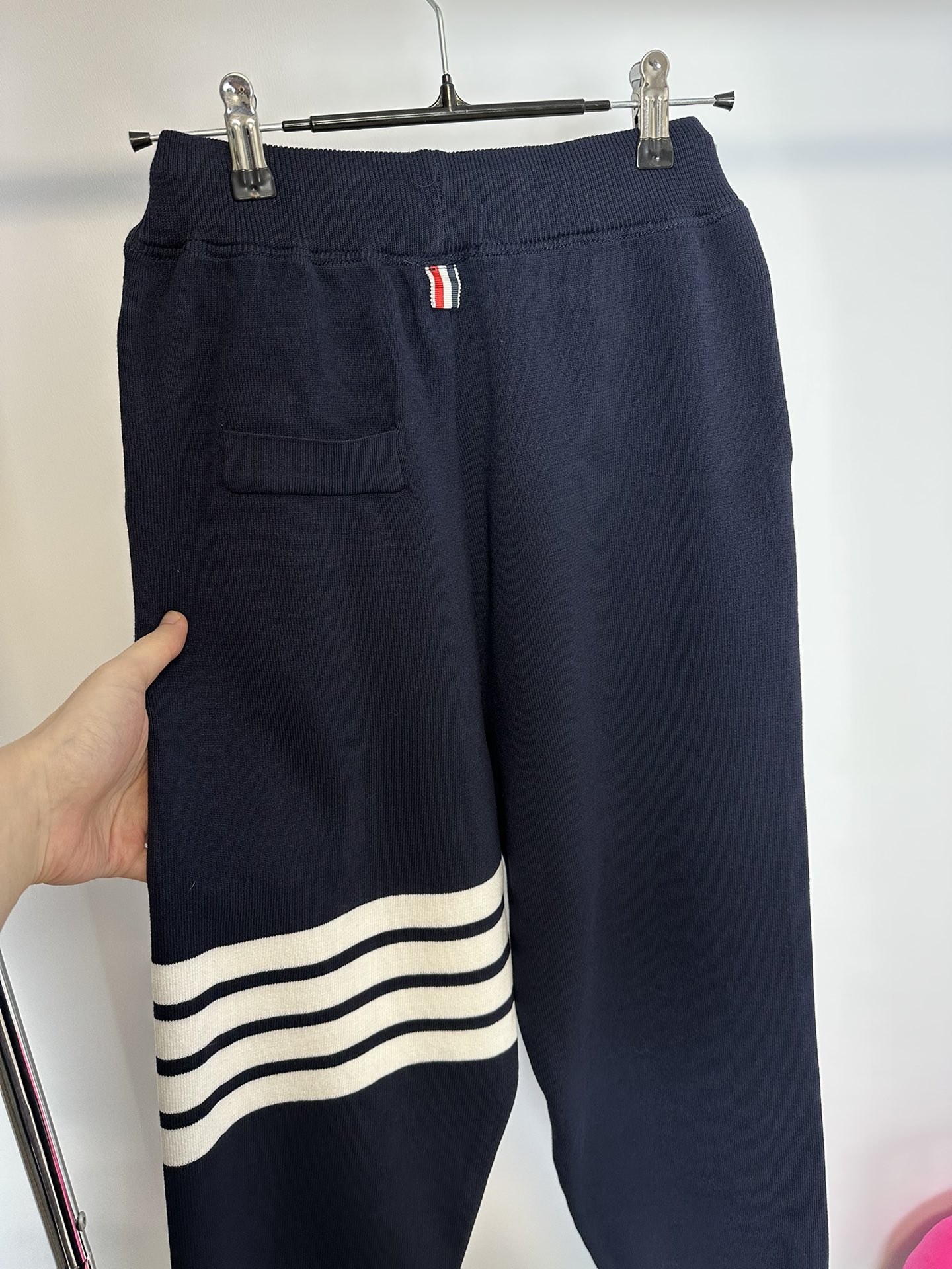 톰브라운(Thom Browne) 사선 암밴드 루프백 코튼 트레이닝 조거 팬츠 - 이미지 3